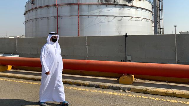 Giá dầu tăng vọt sau khi Saudi Arabia kéo dài thời gian cắt giảm sản lượng dầu thô đến tháng Mười Hai