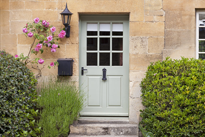 Cánh cửa màu xanh xám nhạt trang nhã mà không lỗi thời, bản thân nó mang theo khí chất tự nhiên, phù hợp với diện mạo của kiến ​​trúc hiện đại hoặc truyền thống. (Ảnh: Shutterstock)
