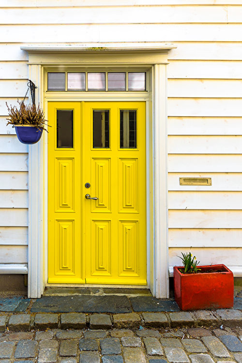Khi về nhà và thấy cánh cửa màu vàng chanh, nó có thể kích thích năng lượng, khiến mọi người trở nên tích cực, vui vẻ và rất nhanh có thể lộ ra nụ cười. (Ảnh: Shutterstock)