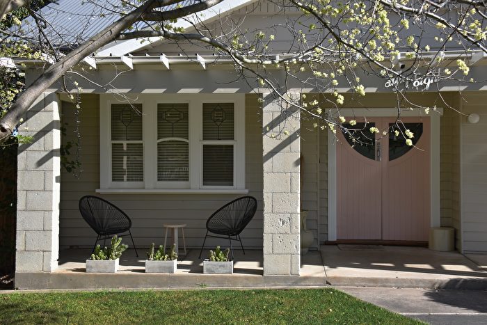 Những ngôi nhà tương đối cổ và có phong cách cổ điển có thể kết hợp với màu hồng dịu nhẹ. (Ảnh: Shutterstock)