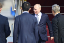 Tổng thống Nga Vladimir Putin đến Phi trường Quốc tế Thủ đô Bắc Kinh để tham dự Diễn đàn Vành đai và Con đường lần thứ ba, tại Bắc Kinh, Trung Quốc, vào ngày 17/10/2023. (Ảnh: Parker Song/Pool/Getty Images)