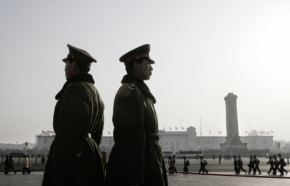 Những binh sĩ bán quân sự đứng gác trước Đại lễ đường Nhân dân ở Bắc Kinh, vào ngày 07/03/2006. (Ảnh: Frederic J. Brown/AFP qua Getty Images)
