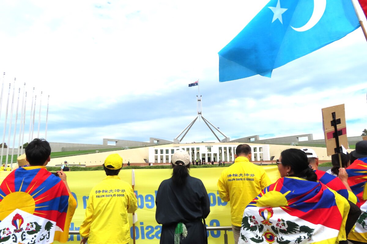 Cộng đồng Pháp Luân Công, Tây Tạng, và Duy Ngô Nhĩ phản đối chuyến thăm của Ngoại trưởng ĐCSTQ Vương Nghị tới Canberra, Úc, hôm 20/03/2024. (Ảnh: Rebecca Zhu/The Epoch Times)