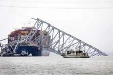 Các công nhân tiếp tục cuộc điều tra và tìm kiếm nạn nhân tại hiện trường sau khi tàu chở hàng Dali va chạm với cầu Francis Scott Key một ngày trước đó khiến cây cầu bị sập, ở Baltimore, Maryland, hôm 27/03/2024. (Ảnh: Scott Olson/Getty Images)