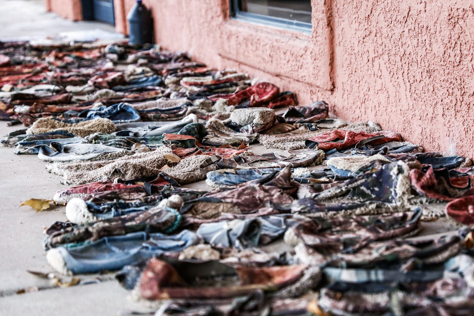 Những đôi giày thảm mà những người nhập cư bất hợp pháp buộc vào đế giày để che giấu dấu vết, tại trang trại gia súc của ông Jim Chilton ở Arivaca, Arizona, vào ngày 07/12/2018. (Ảnh: Charlotte Cuthbertson/The Epoch Times)