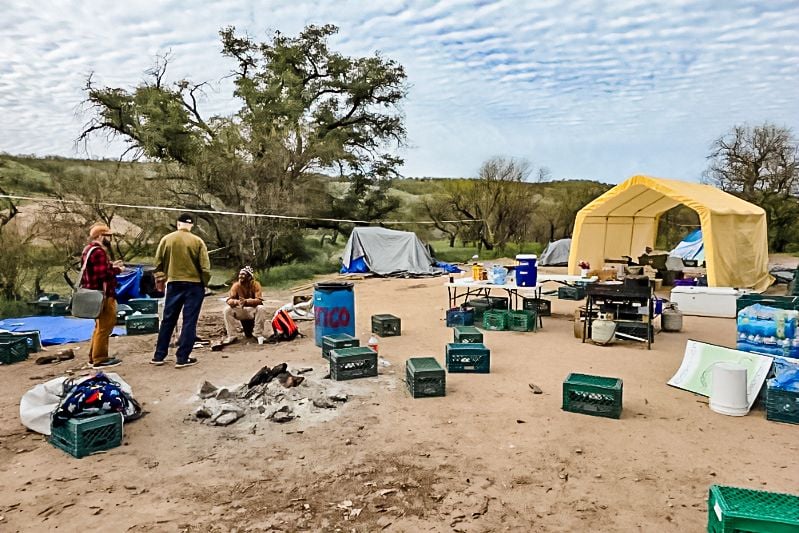 Một khu lều trại nhỏ, được cho là do một tổ chức bất vụ lợi có trụ sở tại Hoa Kỳ điều hành, là nơi tiếp đón một nhóm người nhập cư bất hợp pháp gần Sasabe, Arizona. (Ảnh: Allan Stein/The Epoch Times)