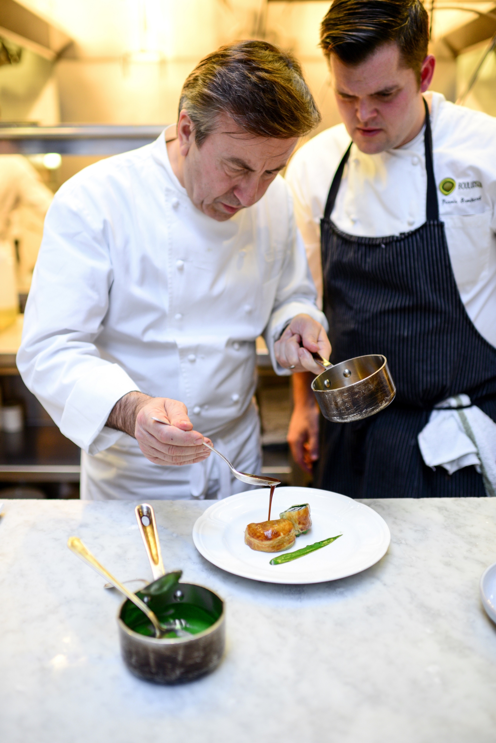 Anh Swikard đã dành một thập niên làm việc cho đầu bếp ẩm thực cao cấp người Pháp được gắn sao Michelin Daniel Boulud. Ảnh chụp anh Skiward và đầu bếp Daniel cùng nhau tại nhà hàng Spoon and Stable của Gavin Kayser, trước khi anh tự mình lập nghiệp. (Ảnh: Bonjwing Lee)