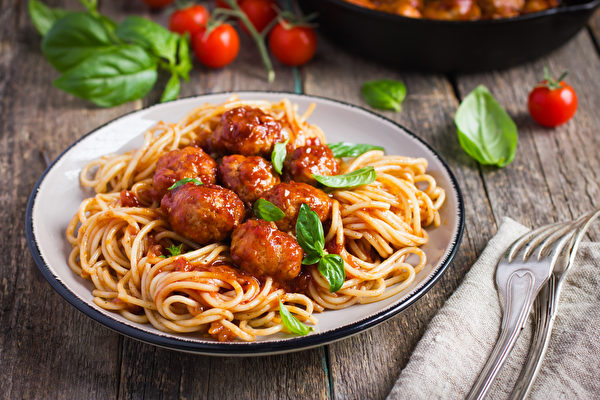 Người Italia chẳng bao giờ nấu mì Spaghetti cùng với thịt viên, hai món này được tách riêng ra thành hai món khác nhau. (Ảnh: Shutterstock)