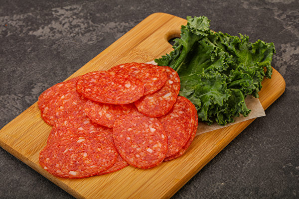 Xúc xích đỏ Italia (Pepperoni) không phải là món ăn của Italia, nhưng được phát triển bởi những người Italia nhập cư ở New York vào đầu thế kỷ 20. Từ đó, nó trở thành nguyên liệu phối trên mặt bánh pizza được yêu thích nhất tại Hoa Kỳ. (Ảnh: Shutterstock)