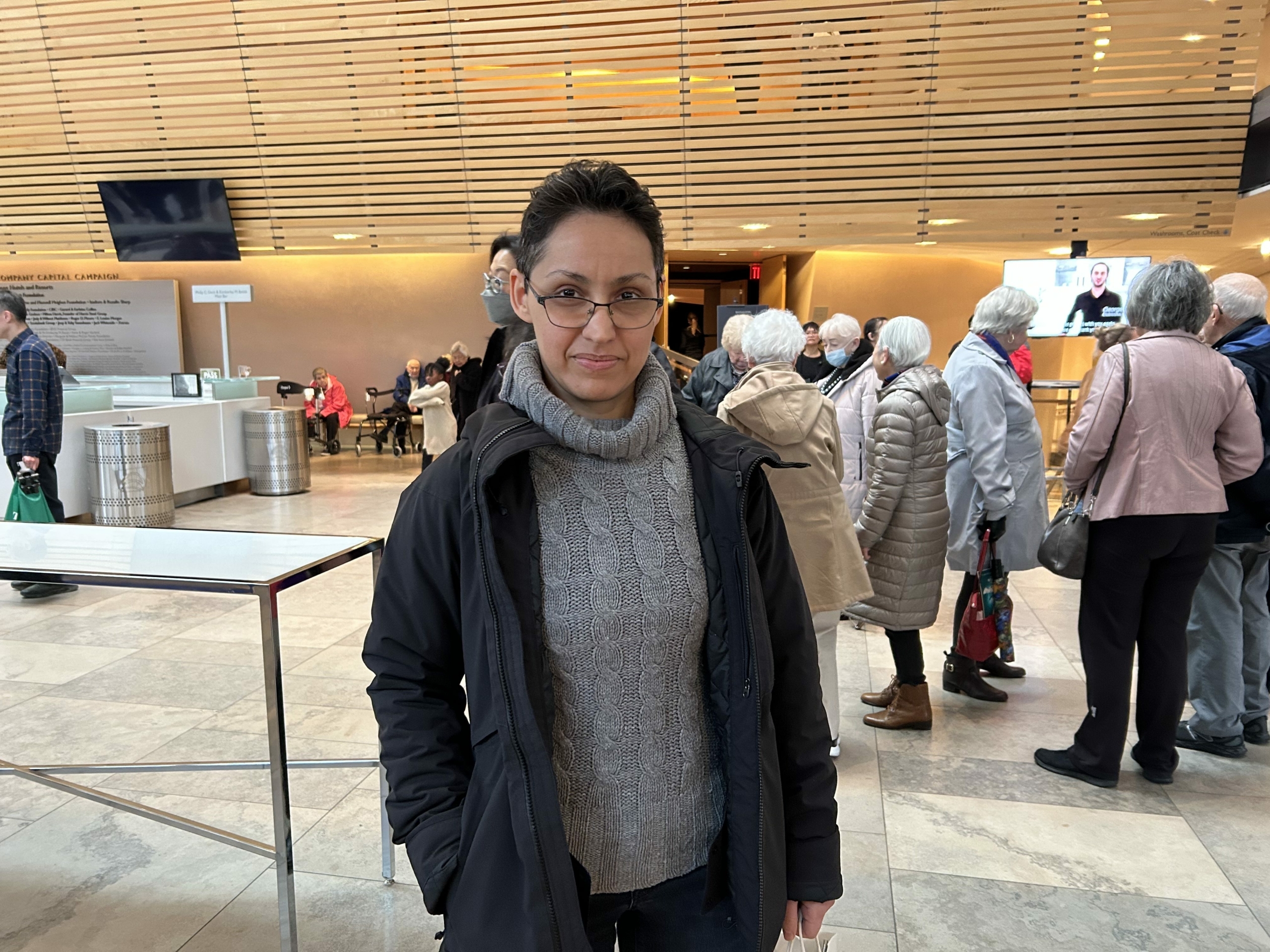 Cô Karampur Maryang, một nhà phát triển phần mềm, đã mua một cuốn sách của Pháp Luân Đại Pháp, với hy vọng tìm hiểu thêm và học Pháp Luân Công sau khi xem buổi biểu diễn của Đoàn Nghệ thuật Biểu diễn Shen Yun Quốc tế tại Trung tâm Nghệ thuật Biểu diễn Bốn mùa ở Toronto chiều hôm 03/04/2024. (Ảnh: Y Linh/Epoch Times)