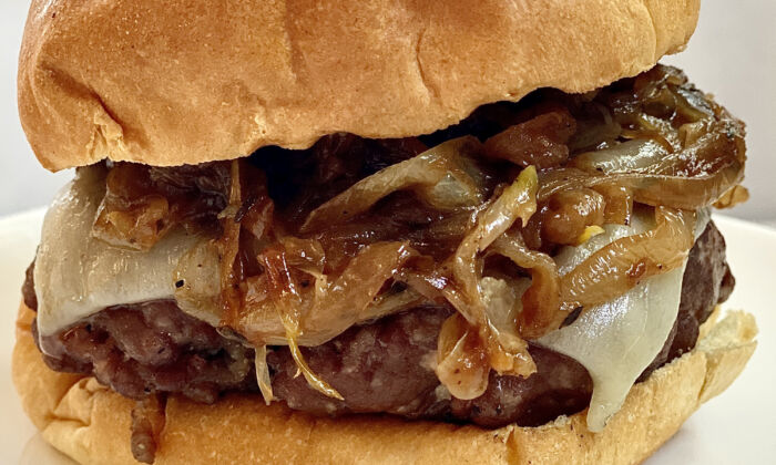 Burger kẹp hành tây kiểu Pháp mọng nước mang lại diện mạo mới cho bữa tối yêu thích của gia đình