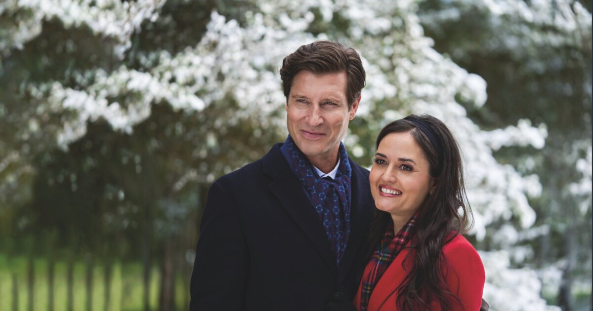 Mùa Giáng Sinh năm 2023, tài tử Damon Runyon và cô McKellar vào vai chính trong phim “A Royal Christmas Romance” trên mạng truyền hình cáp Great American Family. (Ảnh: Rachel Luna/Stringer/Getty Images)