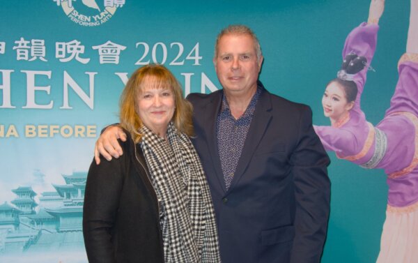 Bà Debby và ông Richard Gilton thưởng thức Nghệ thuật Biểu diễn Shen Yun tại Trung tâm Nghệ thuật Gallo — Nhà hát Mary Stuart Rogers, ở thành phố Modesto hôm 08/01/2024. (Ảnh: Mark Cao/The Epoch Times)