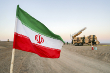Hình ảnh lá cờ Iran được chụp gần một phi đạn trong một cuộc tập trận quân sự với sự tham gia của các đơn vị phòng không Iran, tại Iran, vào ngày 19/10/2020. (Ảnh: Thông Tấn Xã Tây Á qua Reuters)