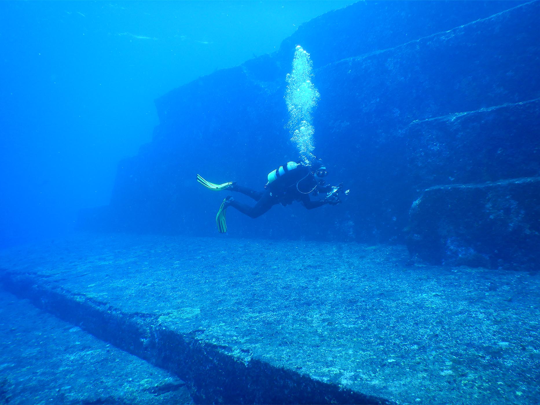 Một thợ lặn khám phá Di tích Yonaguni. (Ảnh: Melkov/Pubic Domain)