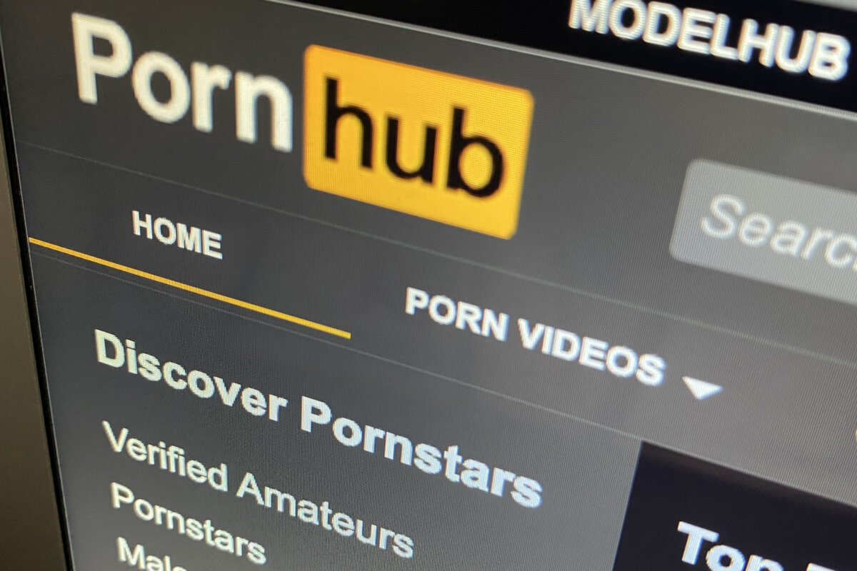 Trang web Pornhub được hiển thị trên màn hình máy điện toán ở Toronto, vào ngày 16/12/2020. (Ảnh: Canadian Press)