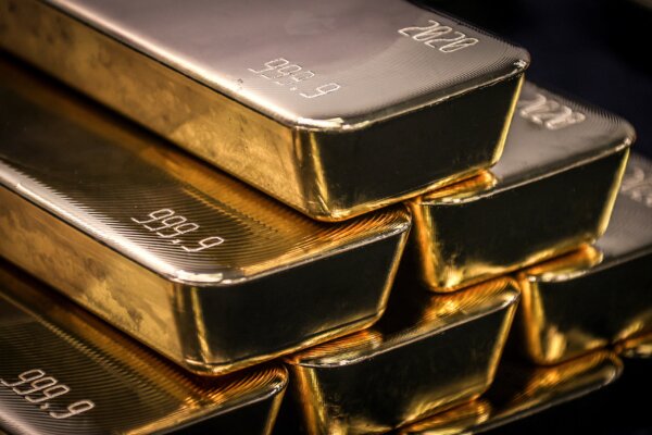 Các thỏi vàng sau khi được kiểm tra và đánh bóng tại tại công ty chế tác kim loại quý ABC Refinery ở Sydney ngày 05/08/2020. (Ảnh: David Gray/AFP qua Getty Images)