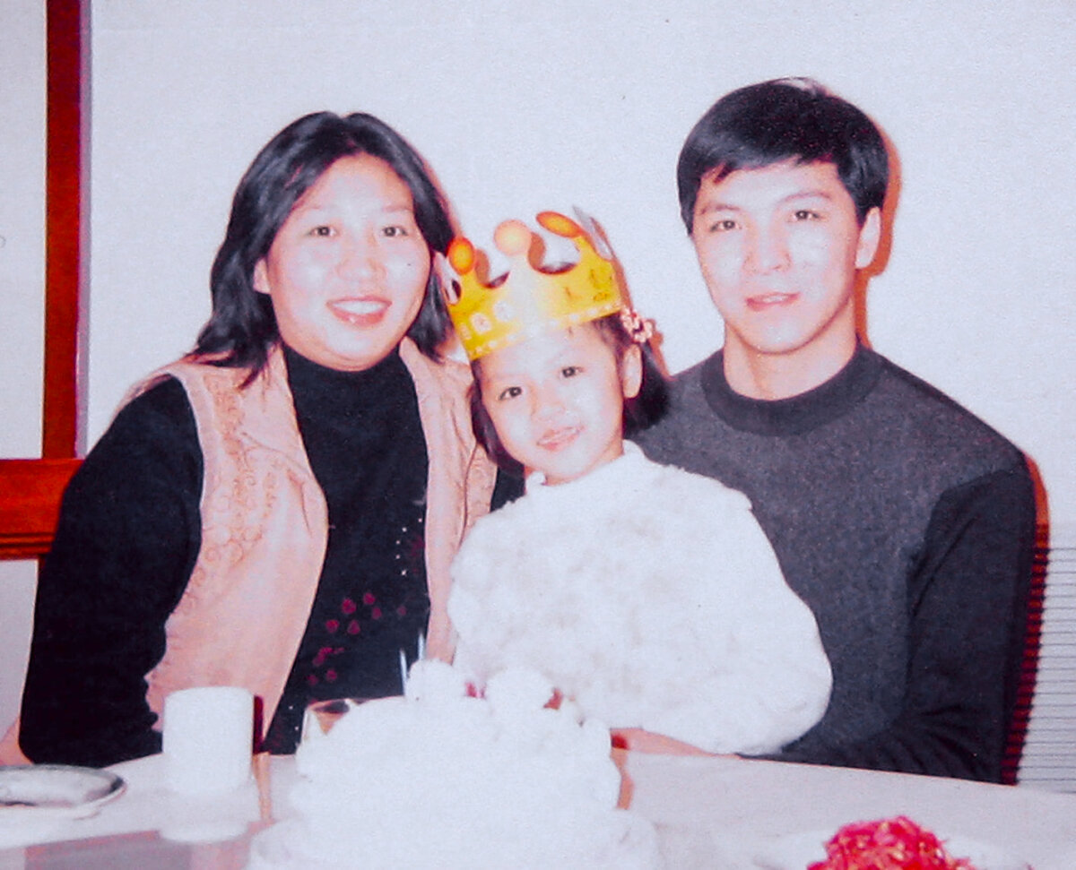 Cô Hàn Quang Tử chụp hình cùng cha mẹ năm 2007. (Ảnh: Đăng dưới sự cho phép của cô Hàn Quang Tử)