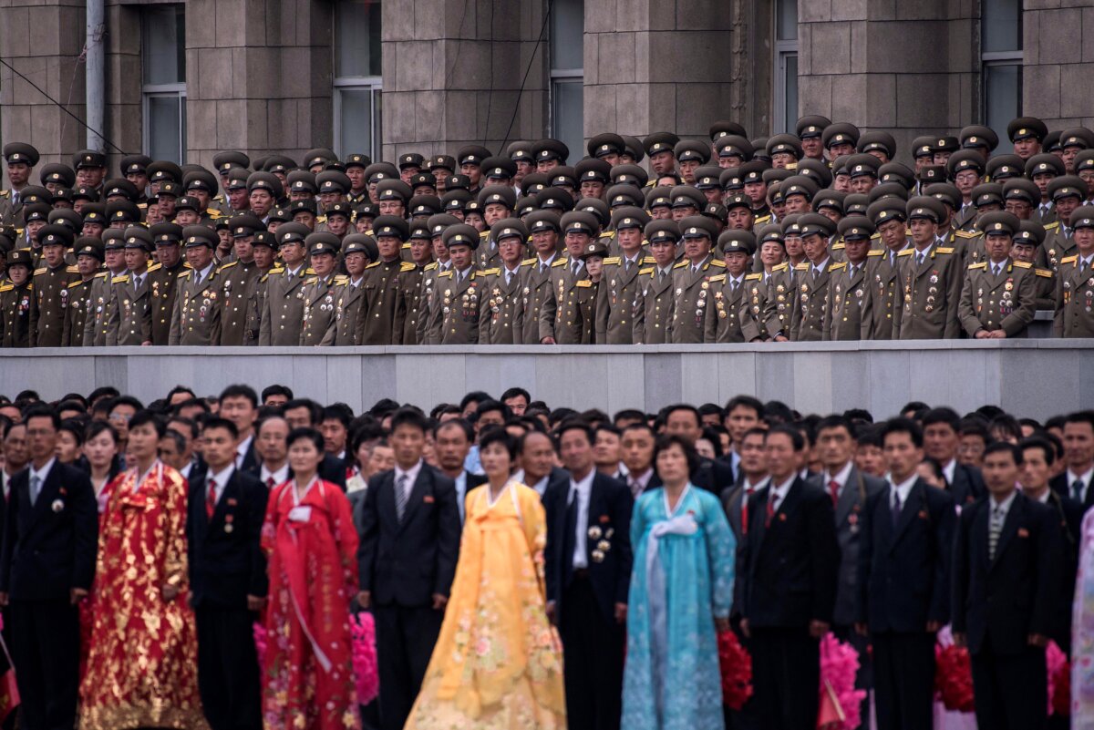 Những người tham gia và quân nhân nhìn lãnh đạo Bắc Hàn trong cuộc duyệt binh lớn đánh dấu sự kết thúc của Đại hội Đảng Lao động lần thứ 7 tại quảng trường Kim Nhật Thành ở Bình Nhưỡng, vào ngày 10/05/2016. (Ảnh: Ed Jones/AFP qua Getty Images)