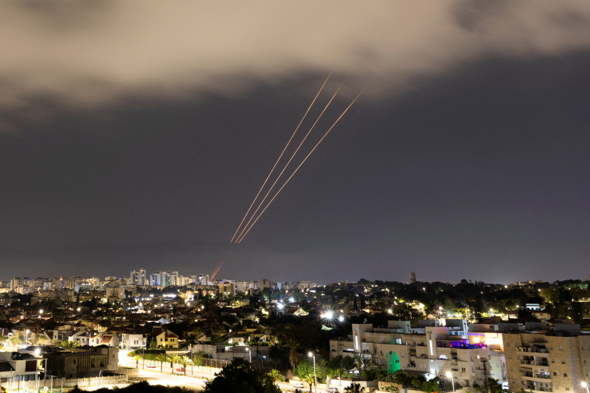 Một hệ thống chống phi đạn hoạt động sau khi Iran phóng thiết bị bay điều khiển bằng vô tuyến (drone) và phi đạn về phía Israel, nhìn từ Ashkelon, Israel, hôm 14/04/2024. (Ảnh: Amir Cohen/Reuters)