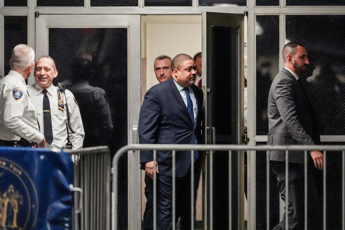 Biện lý Quận Manhattan Alvin Bragg (giữa) trở lại tòa để điều trần trước phiên tòa xét xử trong vụ án tiền bịt miệng của cựu Tổng thống Donald Trump tại tòa án hình sự ở Thành phố New York, hôm 25/03/2024. (Ảnh: Mary Alaffer-Pool/Getty Images)