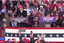 Một ảnh chụp màn hình từ video của NTD, hãng truyền thông liên kết với Epoch Times, đưa tin về cuộc vận động tranh cử hôm 13/04 của cựu Tổng thống Donald Trump ở Pennsylvania.