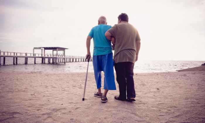 Bệnh nhân Parkinson thường bị ngã khi đi bộ, có thể gây nguy hiểm đến tính mạng. Chúng tôi khuyên họ nên tự rèn luyện và cải thiện môi trường sống. (Ảnh: Tonkid/Shutterstock)
