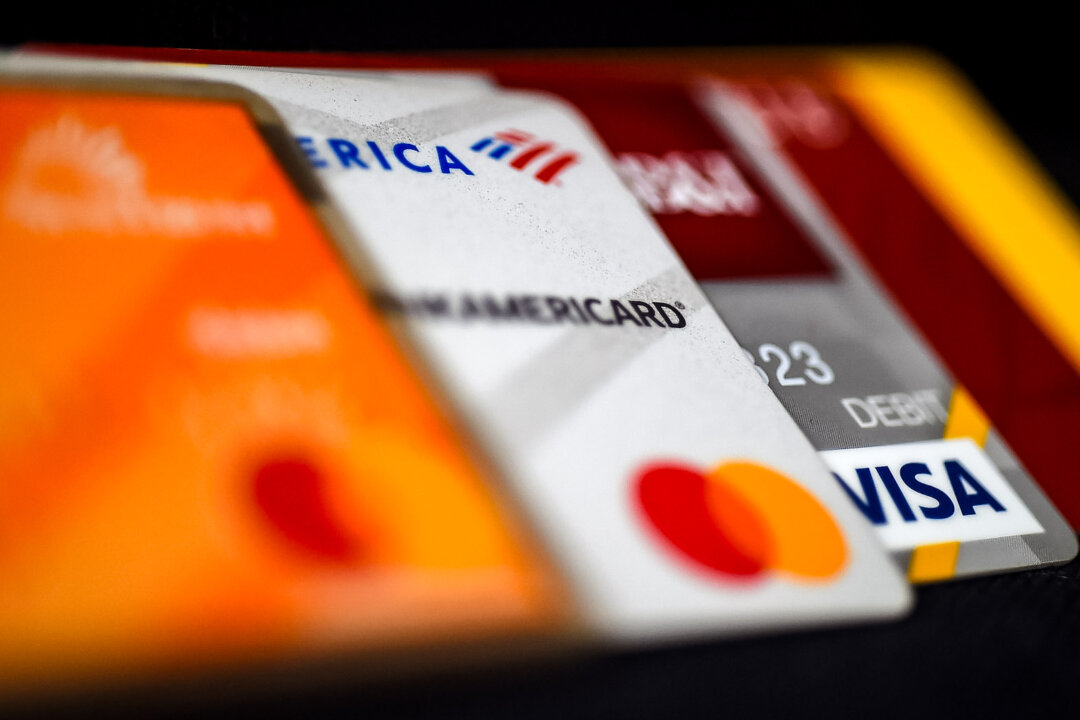 Thẻ ghi nợ và thẻ tín dụng được sắp xếp trên một chiếc bàn ở Arlington, Virginia, ngày 06/04/2020. (Ảnh: Olivier Douliery/AFP qua Getty Images)