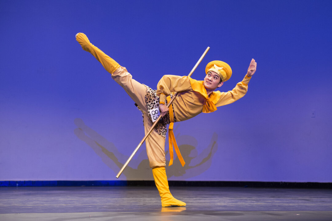 Nghệ sỹ múa William Li (Lý Bảo Viên) diễn vai Mỹ Hầu Vương, một nhân vật huyền thoại trong danh tác “Journey to the West” (Tây Du Ký). (Ảnh: Dai Bing/The Epoch Times)