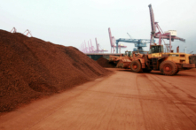 Một máy xúc vận chuyển đất có chứa khoáng chất đất hiếm tại cảng ở Liên Vân Cảng, tỉnh Giang Tô, Trung Quốc, để xuất cảng sang Nhật Bản, ngày 05/09/2010. (Ảnh: STR/AFP qua Getty Images)