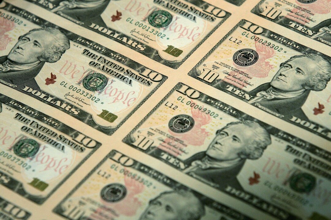 Một khổ giấy chưa cắt in những tờ tiền 10 USD được thiết kế lại sau cuộc họp báo kỷ niệm ngày đầu tiên lưu hành thiết kế mới tại Cục Quản lý Hồ sơ và Lưu trữ Quốc gia (NARA) ở Hoa Thịnh Đốn, ngày 02/03/2006. (Ảnh: Alex Wong/Getty Images)